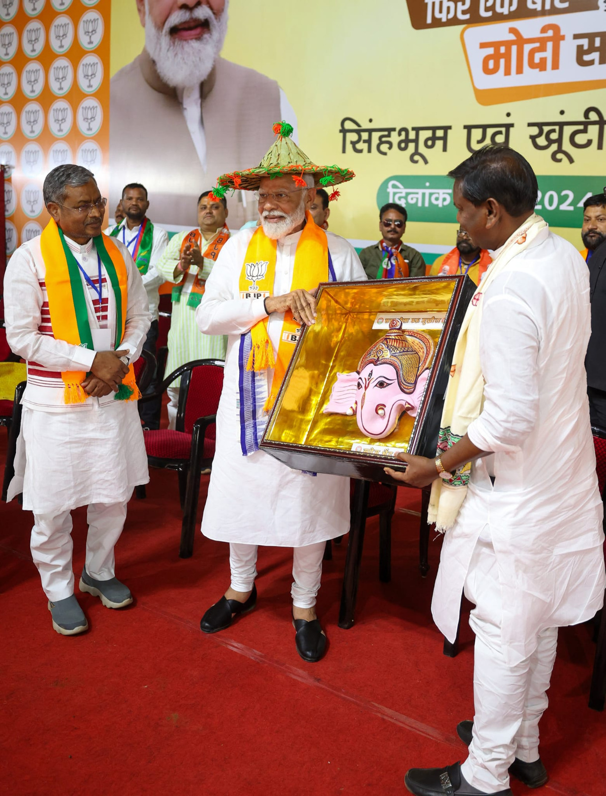 PM Narendra Modi arrived in Ranchi, conducted a roadshow