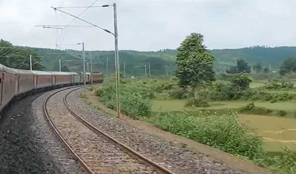 Stones fall on railway tracks in Koderma, engine of Ranchi Rajdhani Express damaged.
