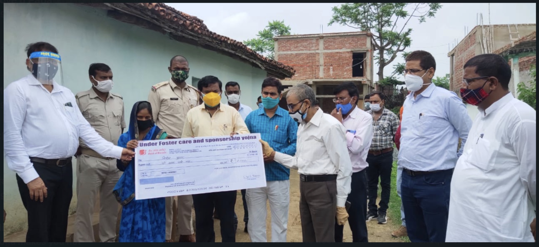 PDJ reached home of children orphaned by Corona and distributed two thousand cheques.