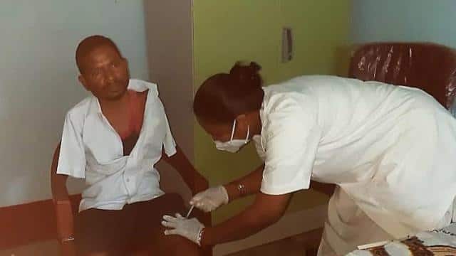 Person without hands got corona vaccine in his thigh