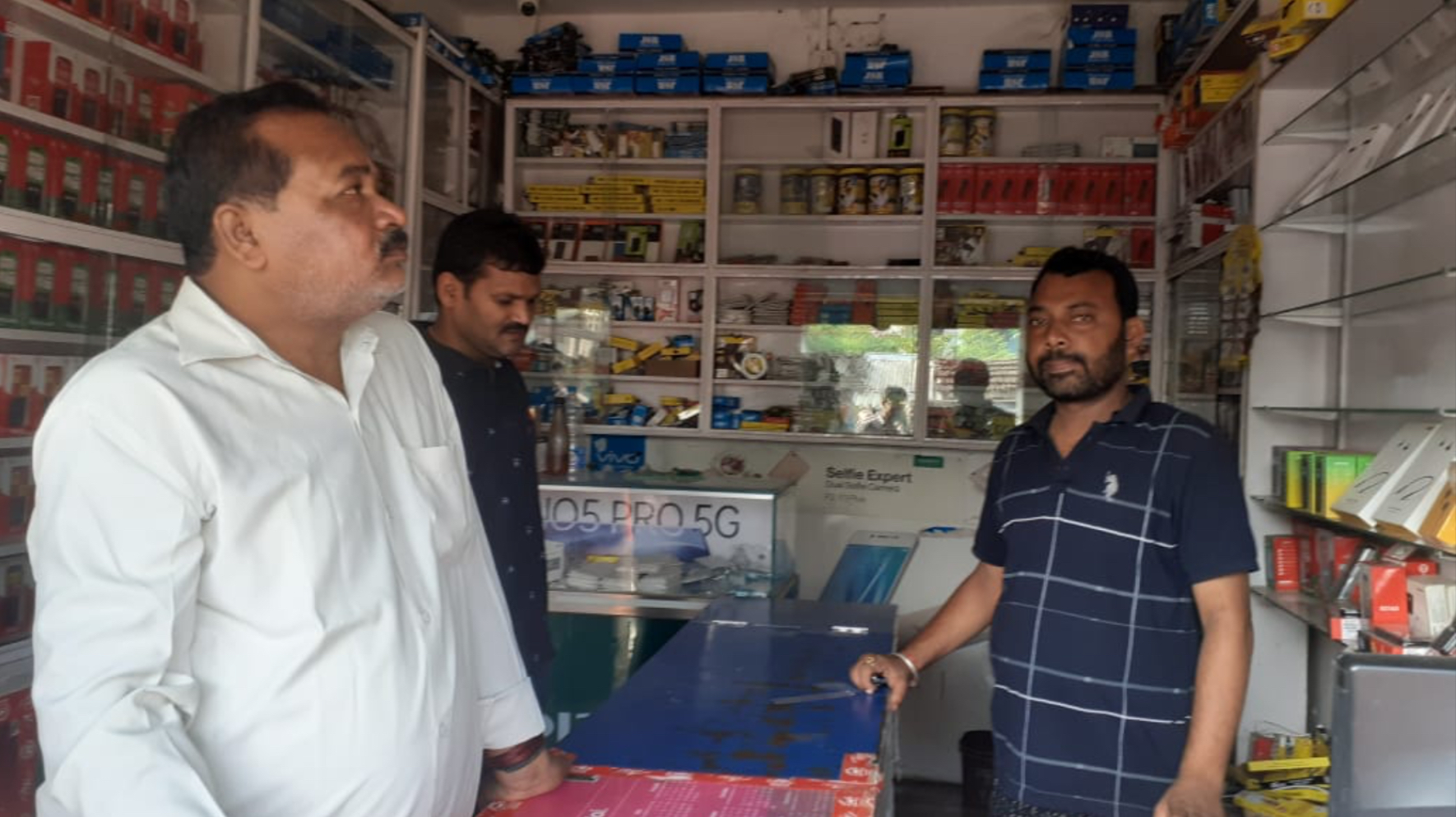 4 lakh mobile has been theft, police engaged in investigation