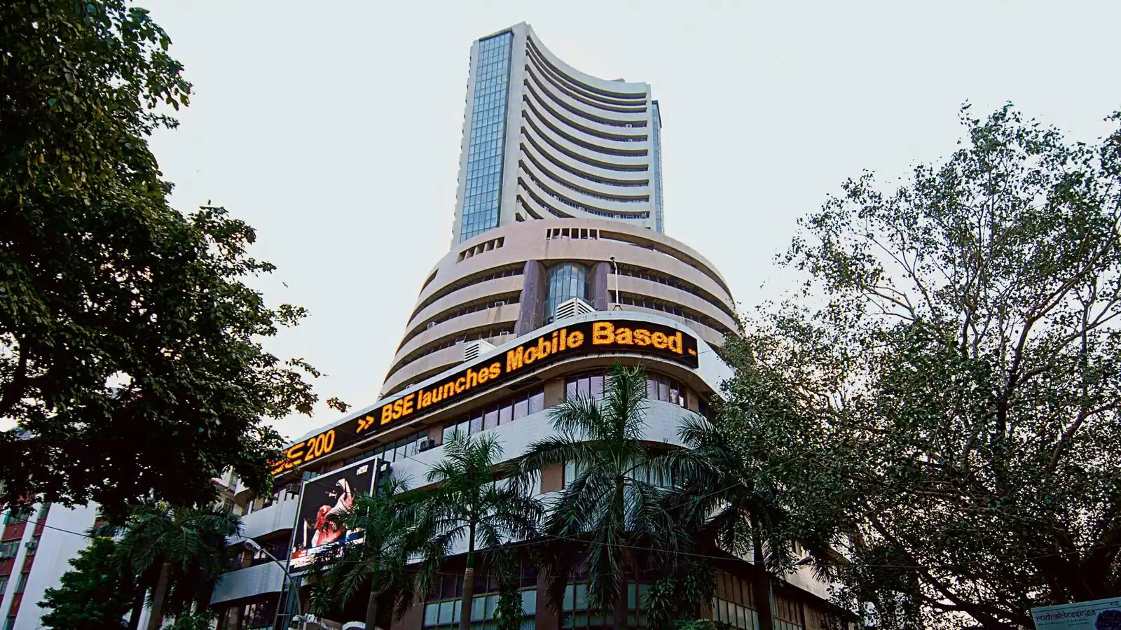 Market Wrap: Sensex Plunges 610 Points as Oil and Global Concerns Take Toll