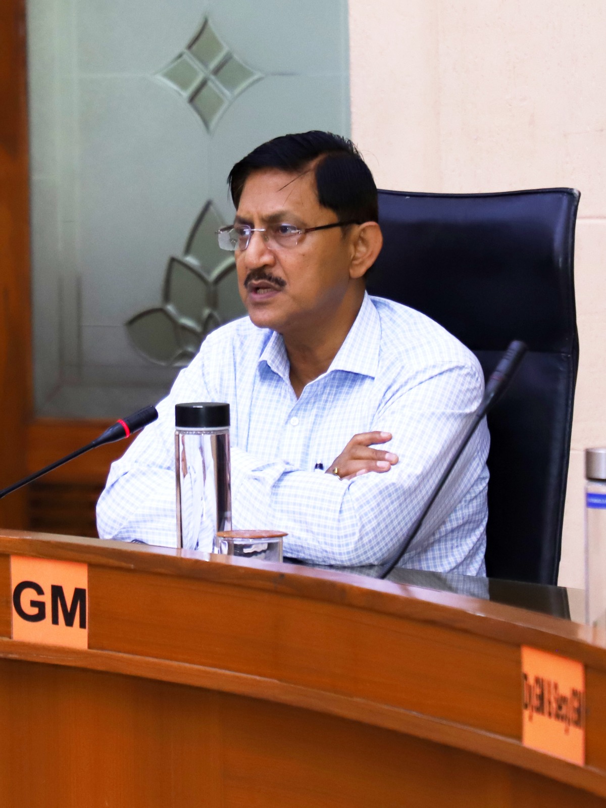 "NR GM Emphasizes Safety and Business Development in Performance Review Meeting"